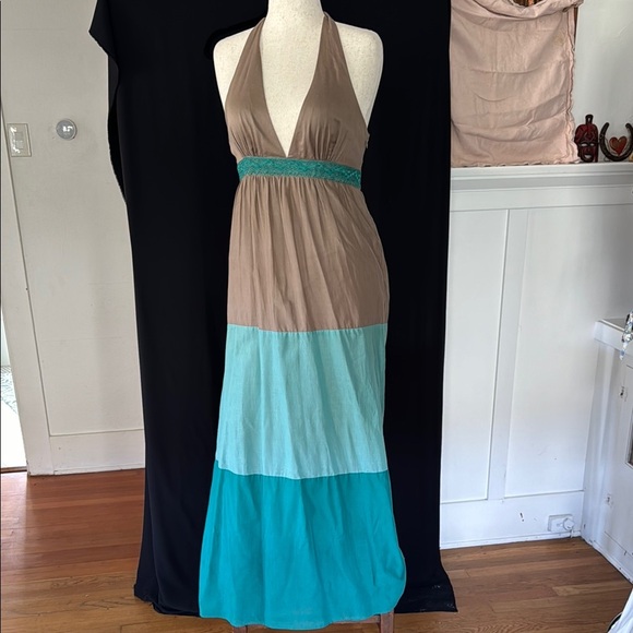 BCBG PARIS Elegant but Halter Maxi Dress in Brown and Teal, size 12 - Picture 1 of 11